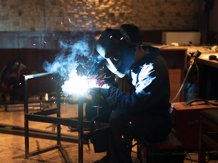 man-with-mask-welding-metal-atelier (1)